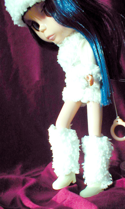 Blythe in white shoes